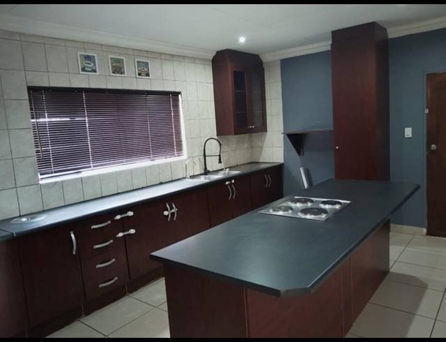 3 BEDROOM FREEHOLD FOR SALE IN HOEVELD PARK